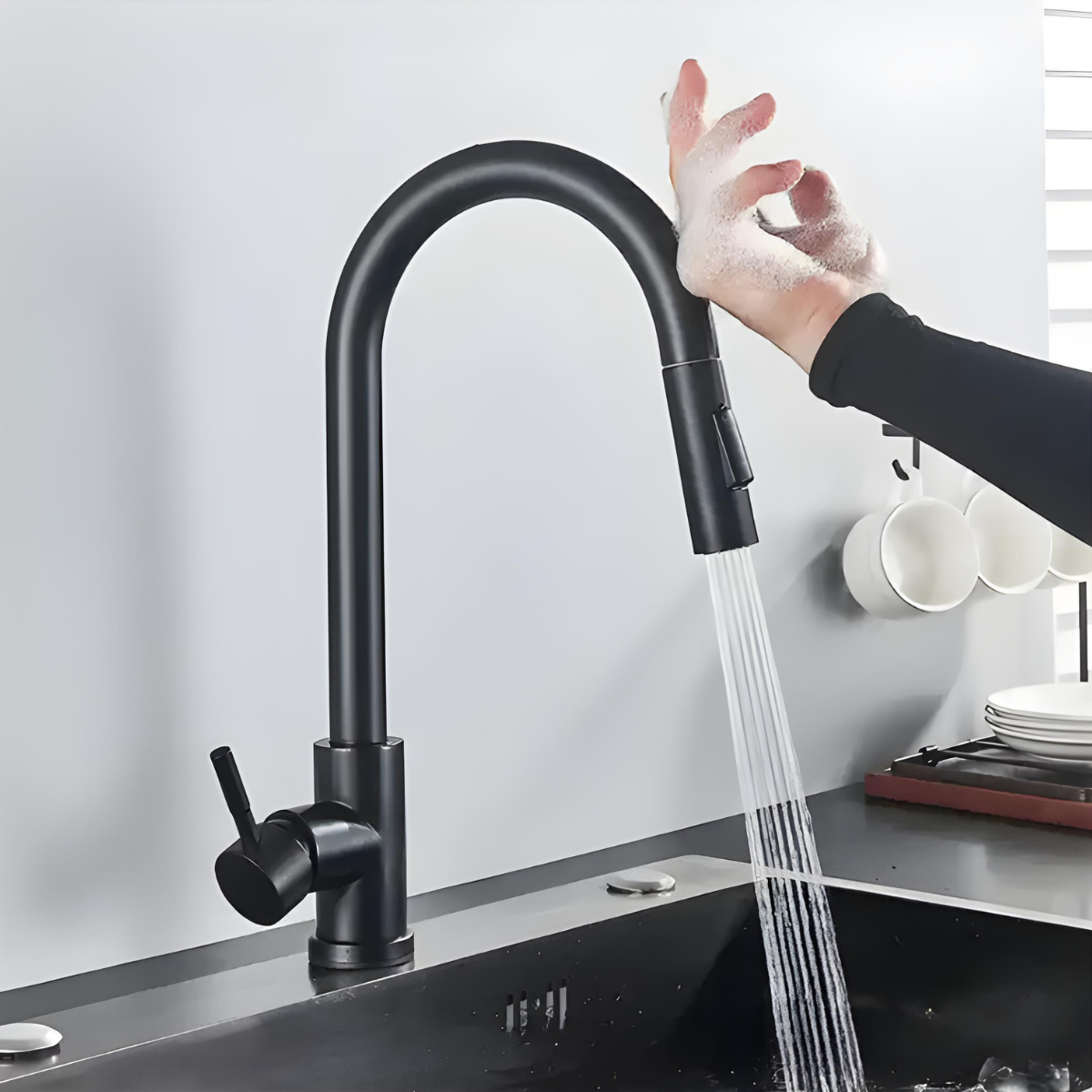 Torneira Gourmet SensePlash Home Deccori preta fosca com sensor touch e jato de água na cozinha.
