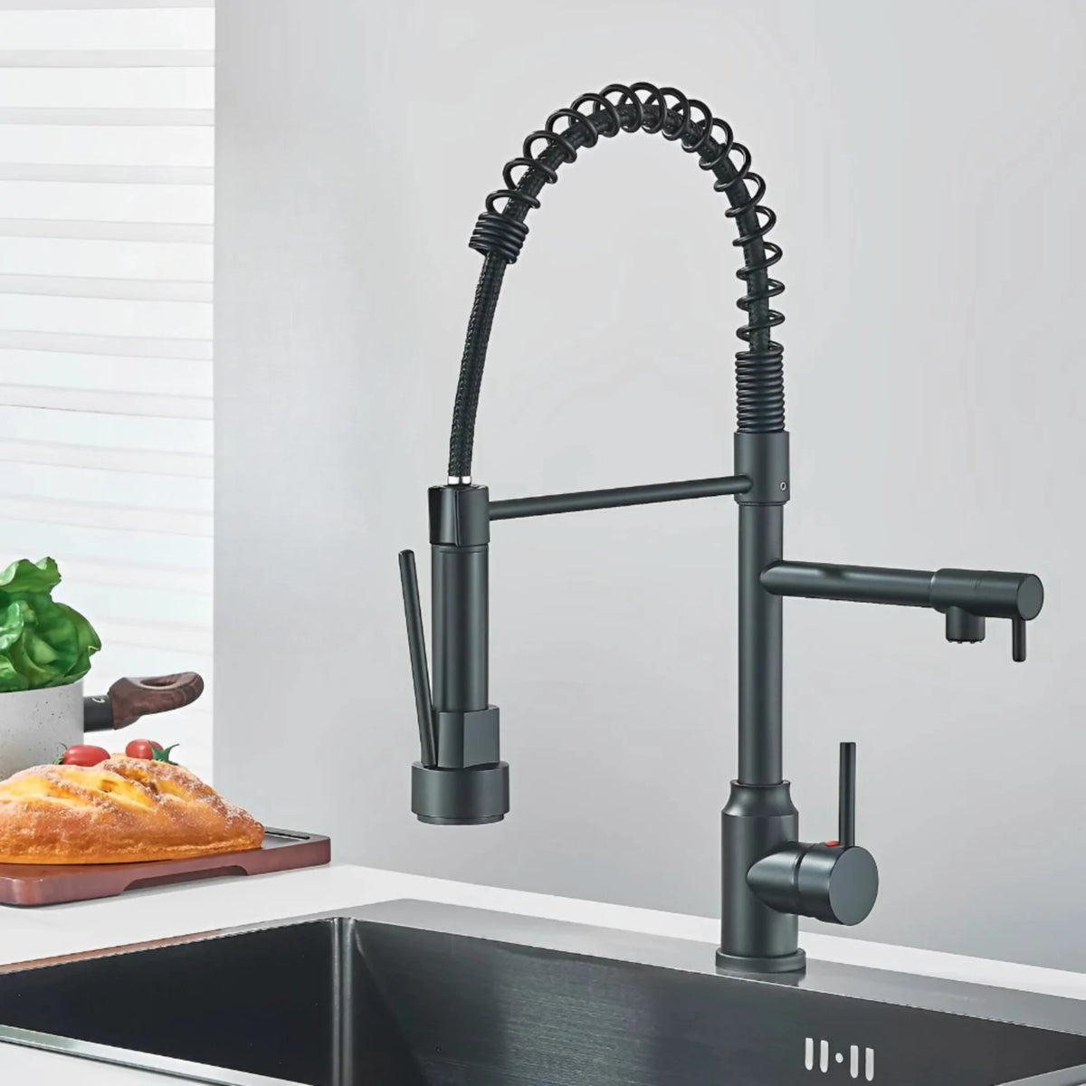 Torneira Gourmet Monocomando Spray Duo Harvy preta com bico duplo instalada em pia de cozinha.