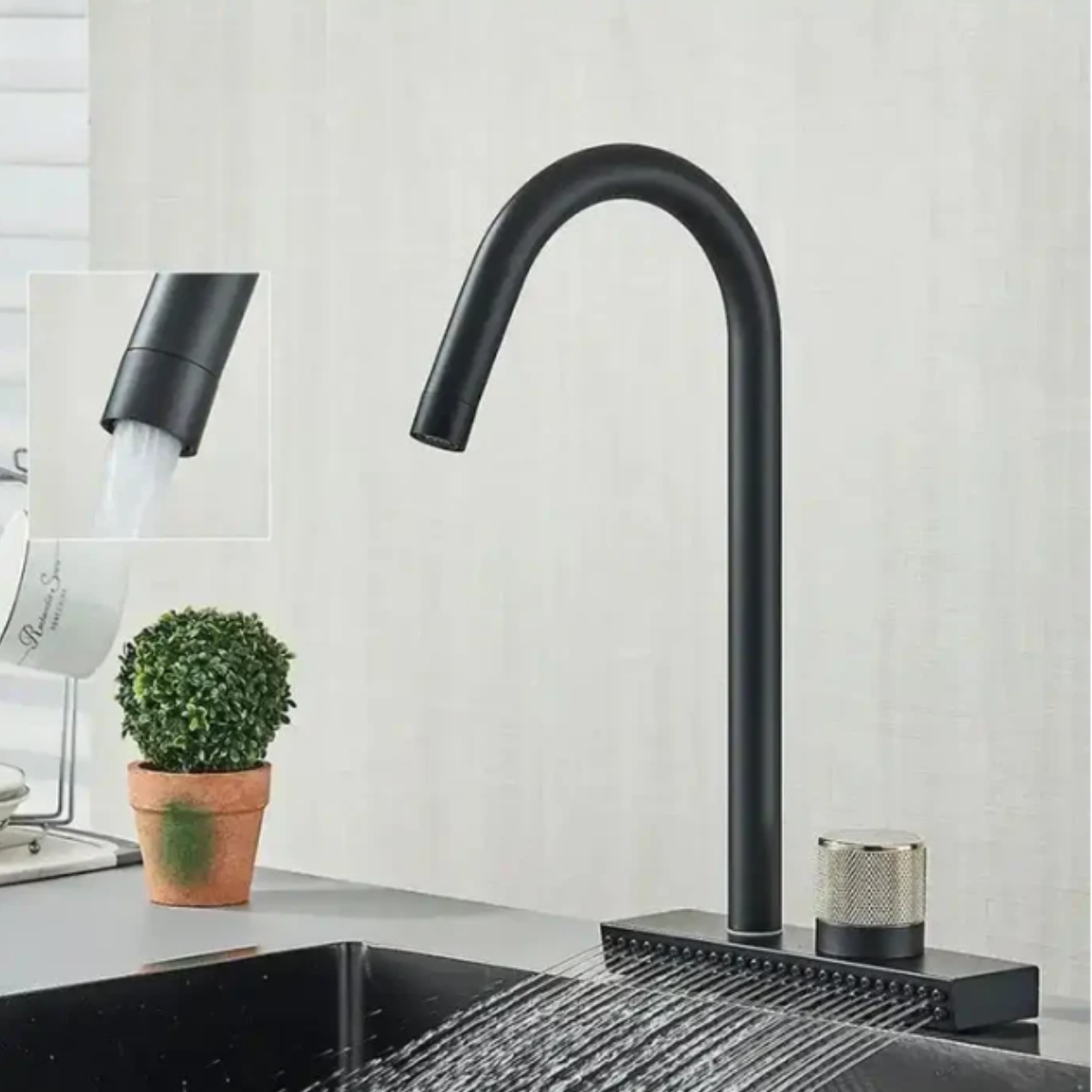 Torneira Gourmet Monocomando Raffinata preta com spray 360 e ducha em cuba de cozinha.