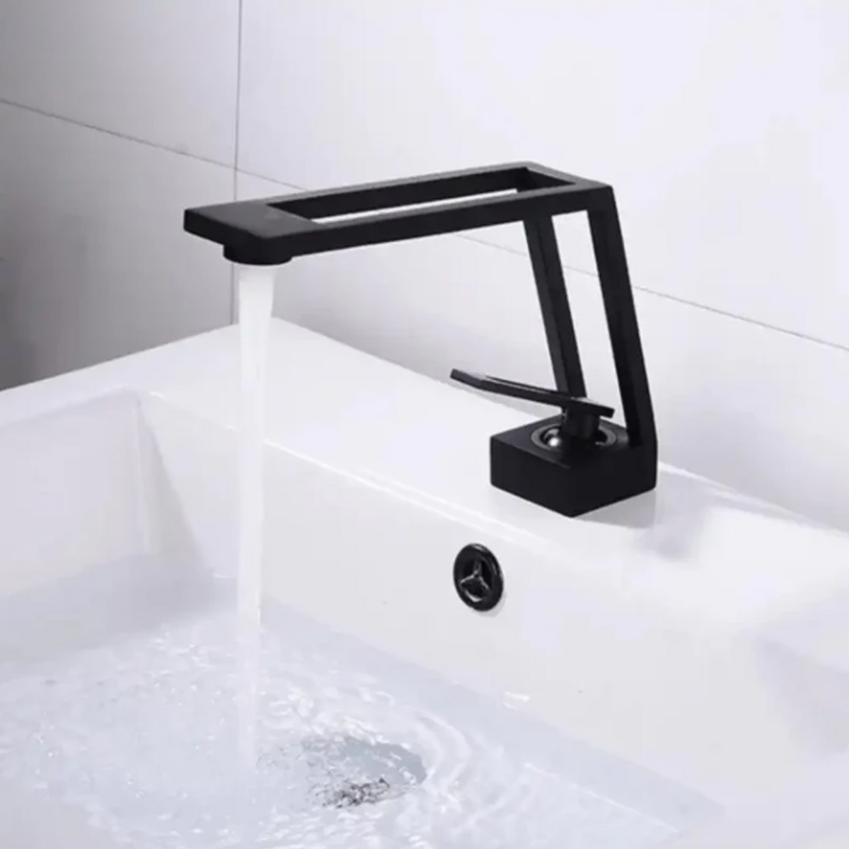 Torneira para banheiro monocomando moderno Prisma preta com água fluindo em cuba branca