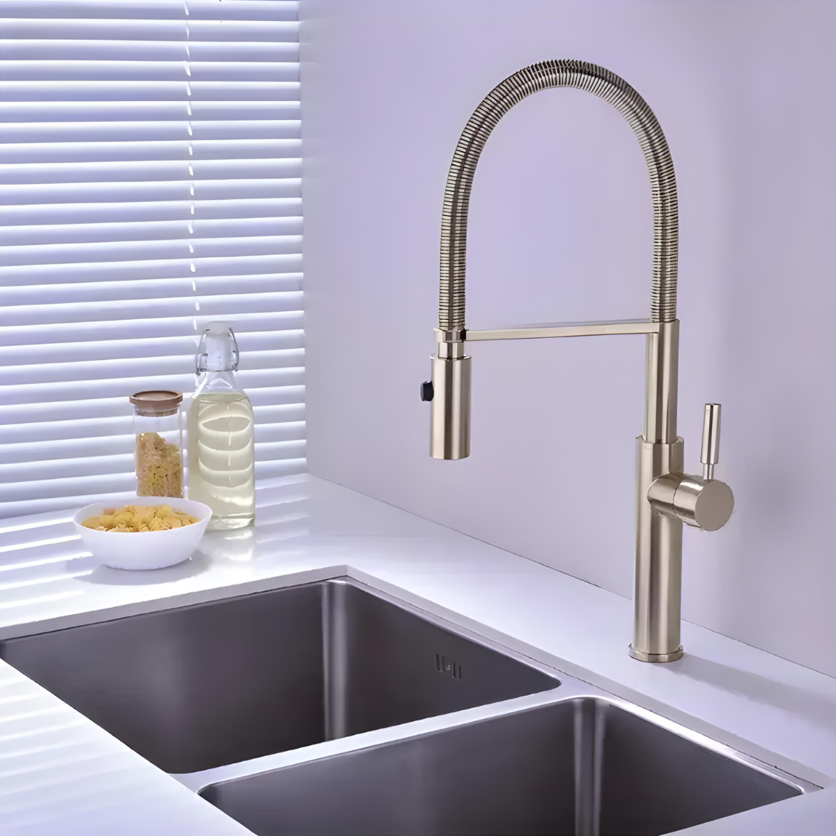 Torneira Gourmet Monocomando Dual Spray Misturador Colin em dourado instalada em pia de cozinha