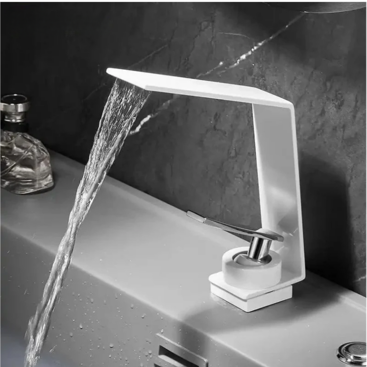 Torneira monocomando para banheiro de bancada branca da Homedeccori com água fluindo.