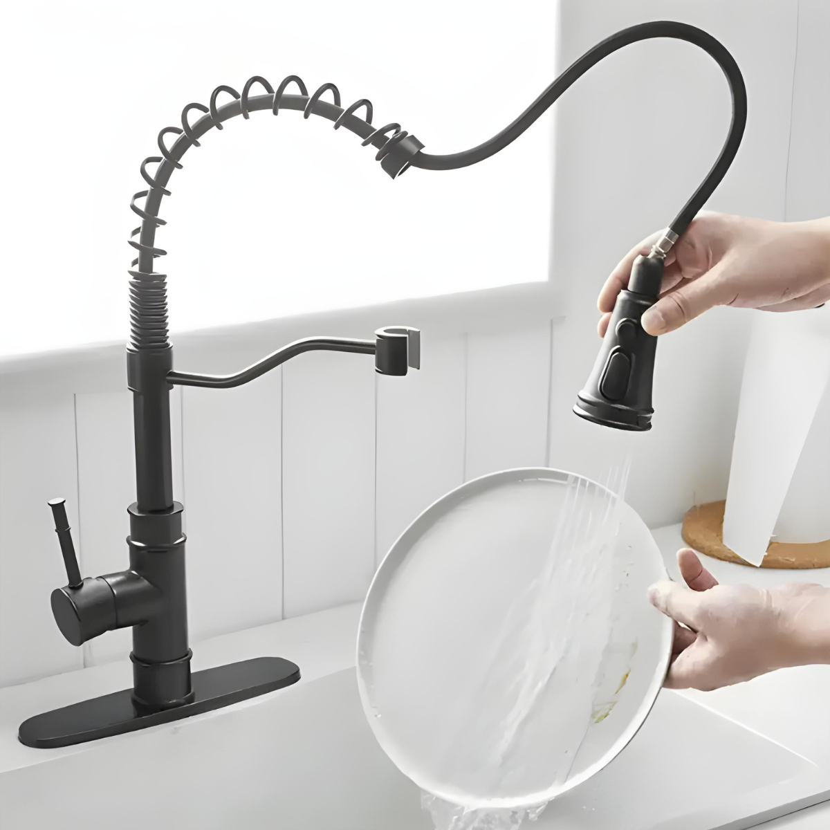 Torneira Gourmet Zedra preta com spray extensível lavando prato na pia da cozinha