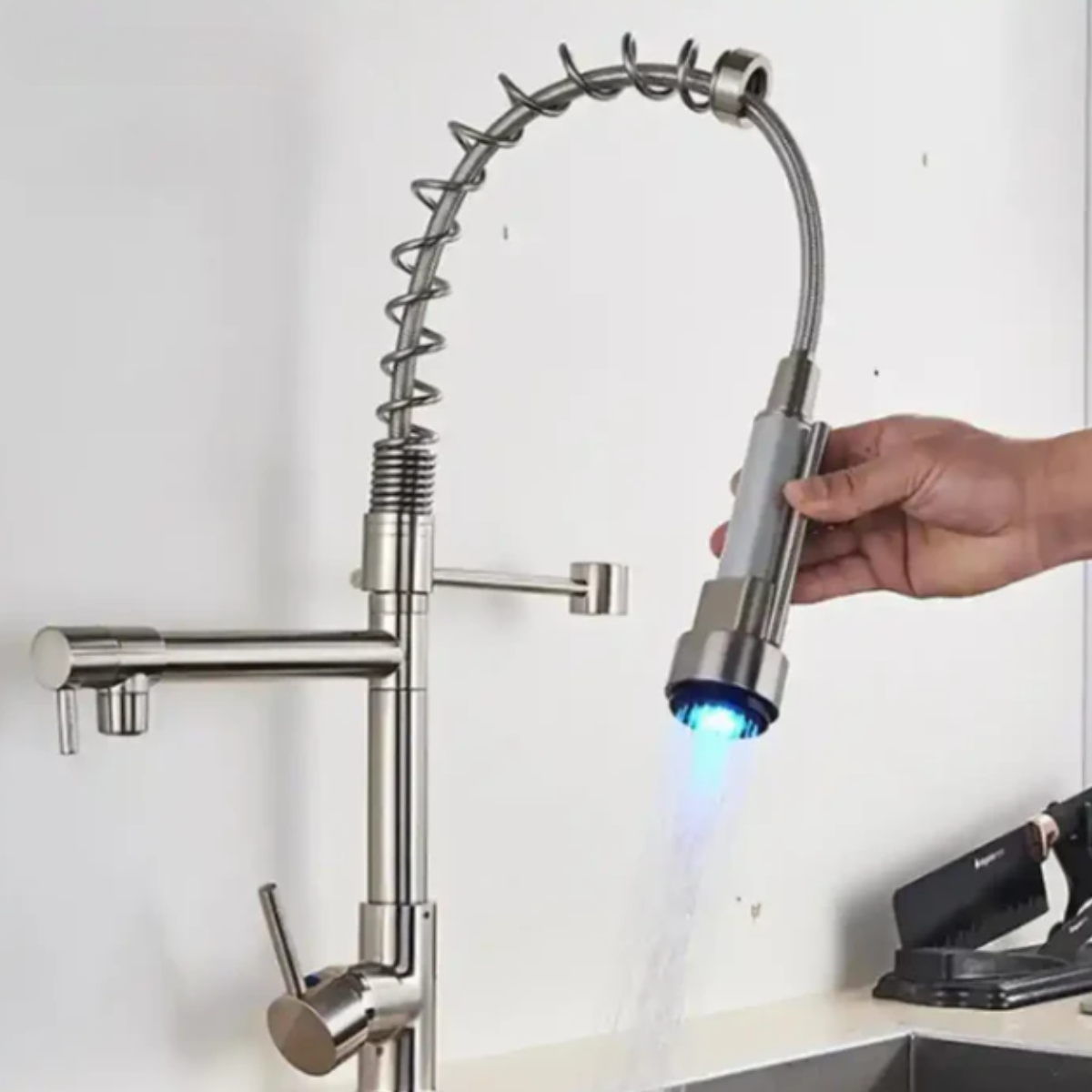 Torneira de cozinha gourmet Homedeccori com mola, duto flexível e luz LED azul no fluxo d'água.