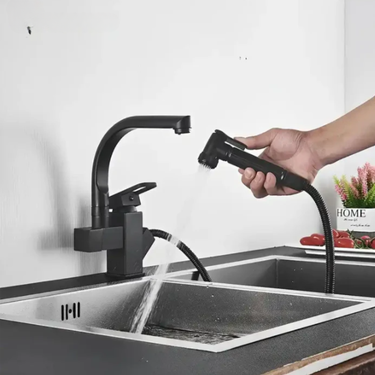 Torneira Gourmet Cozinha Monocomando Extensível Primee preta com ducha manual em uso.
