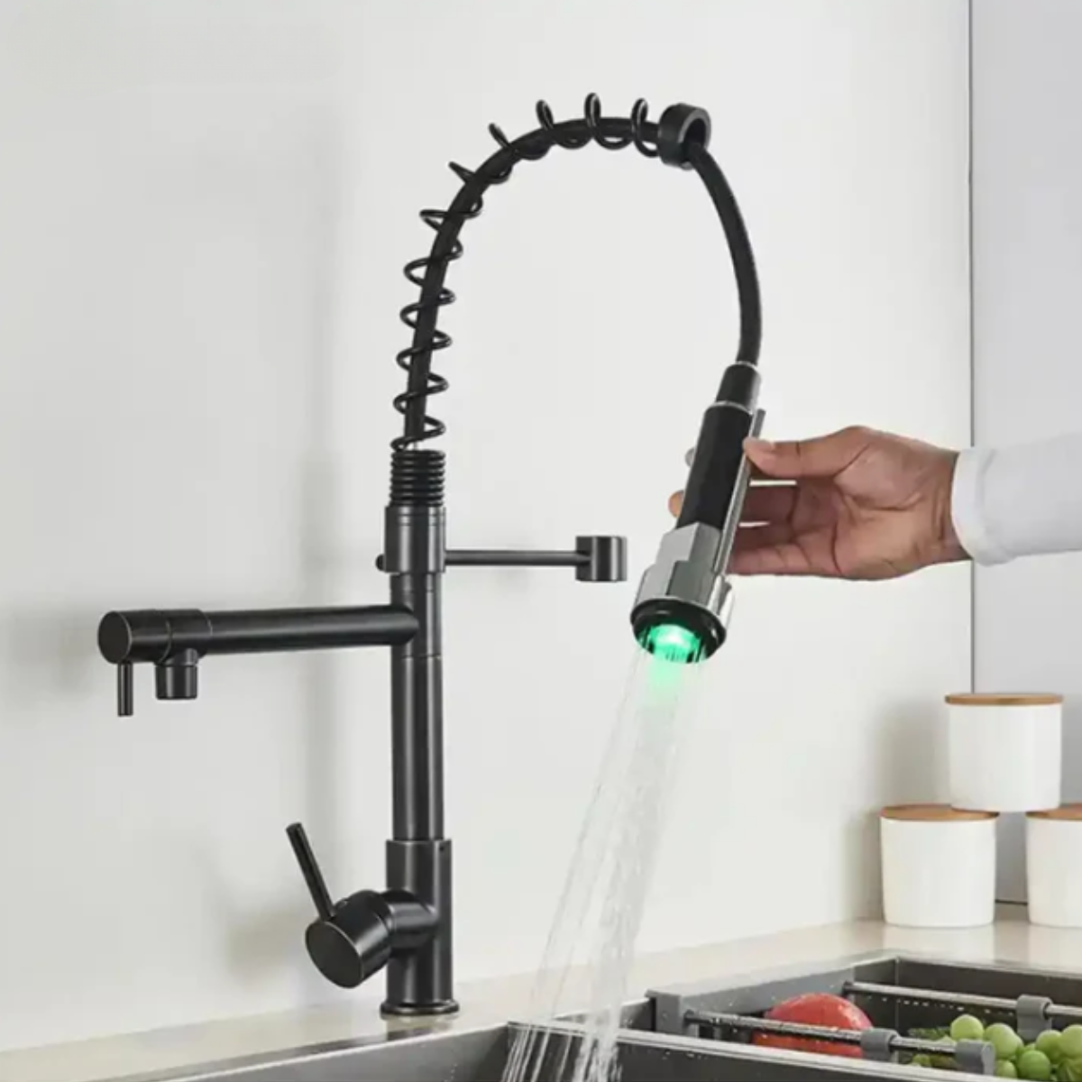 Torneira Gourmet Monocomando Aurea Bronze com LED verde, mola e ducha giratória na cozinha.