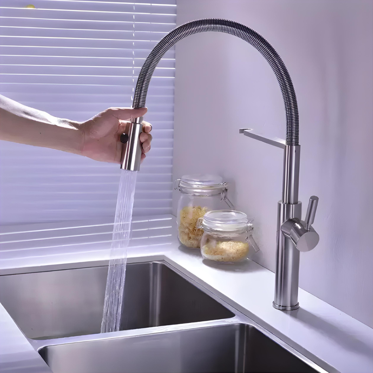 Torneira Gourmet Monocomando Dual Spray Misturador Colin em aço inox com água fluindo na pia.
