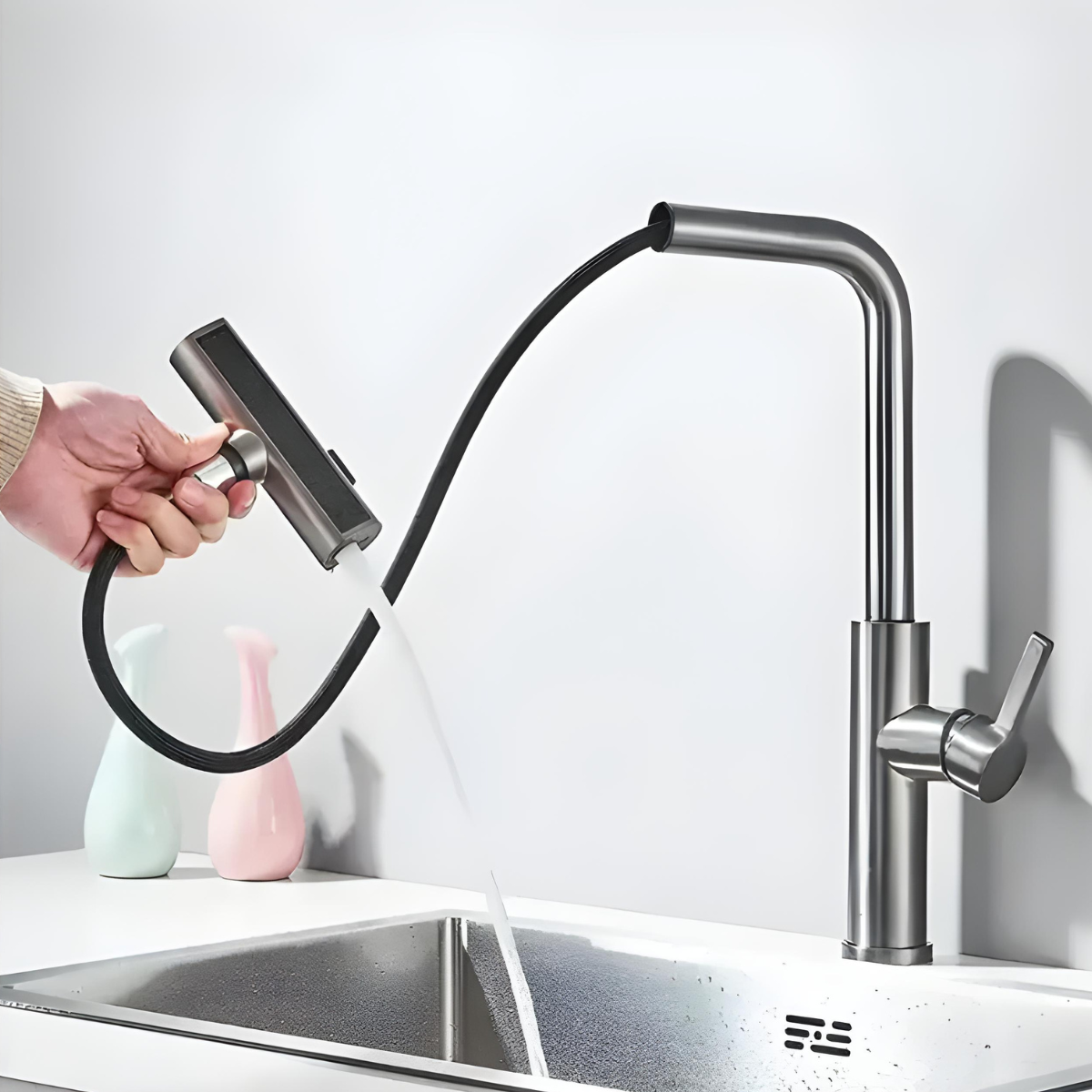 Torneira Gourmet Extensível Monocomando Multifuncional Brittany em aço escovado com ducha manual.