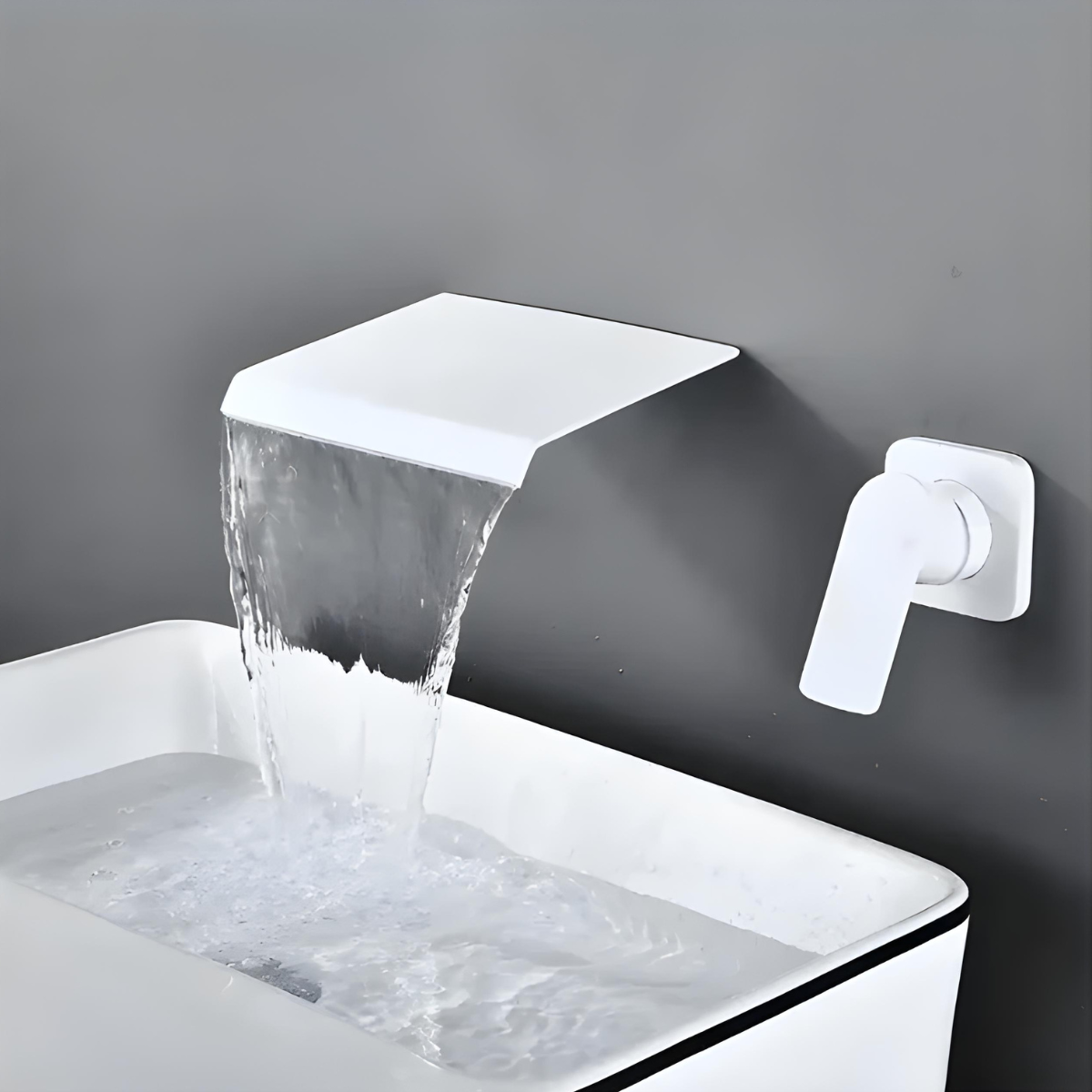 Torneira de parede cascata monocomando branca Homedeccori com fluxo de água em cuba branca.