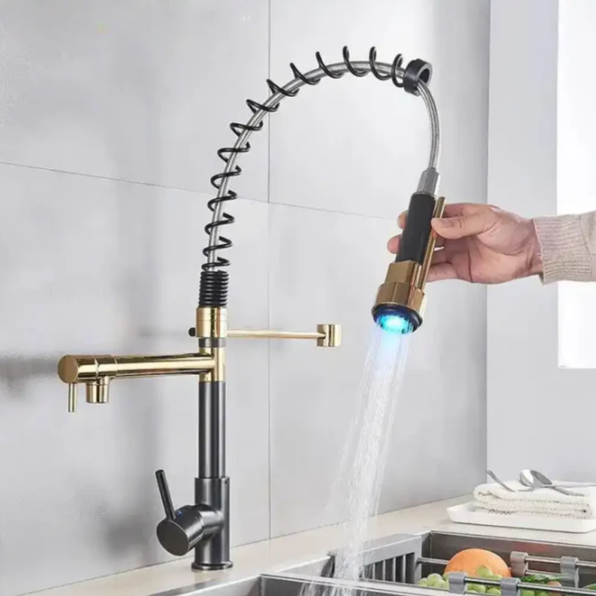 Torneira gourmet monocomando Aurea bronze com mola, LED azul e bica duo giratória na cozinha.