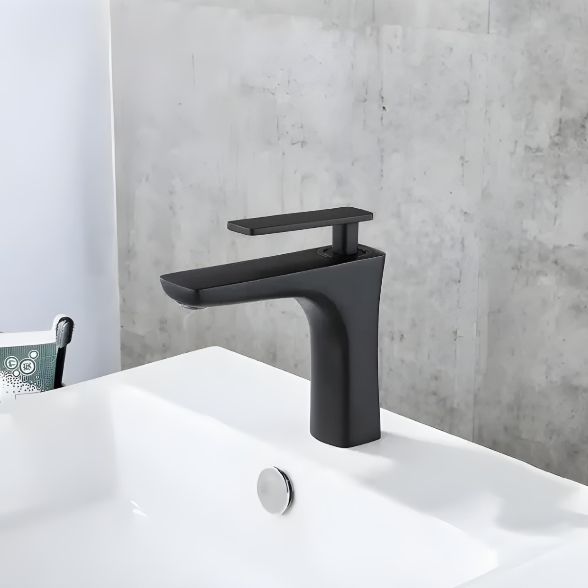 Torneira monocomando de design moderno Palazzo em preto fosco instalada em cuba branca