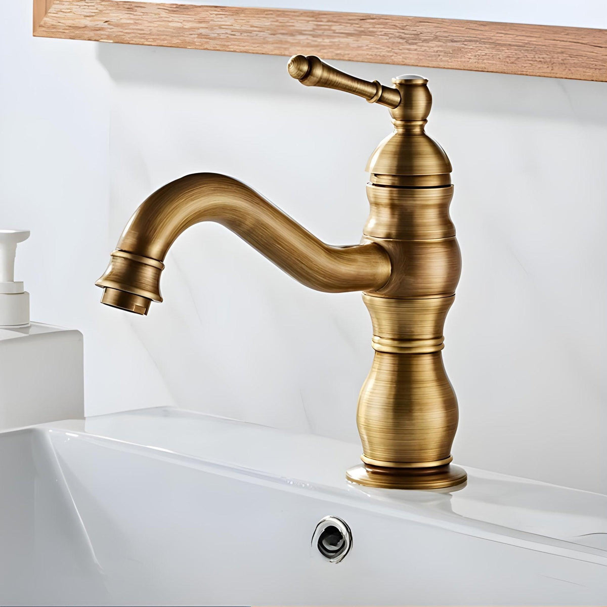 Torneira vintage monocomando Dalia em acabamento bronze escovado para banheiro de luxo.