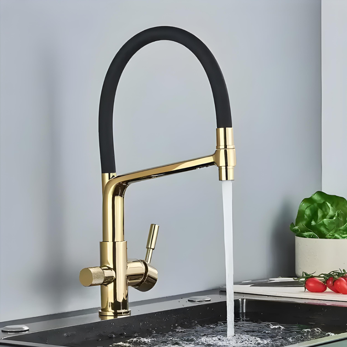 Torneira Gourmet Monocomando Extensível Azzurra dourada com bica preta em uso na cozinha.