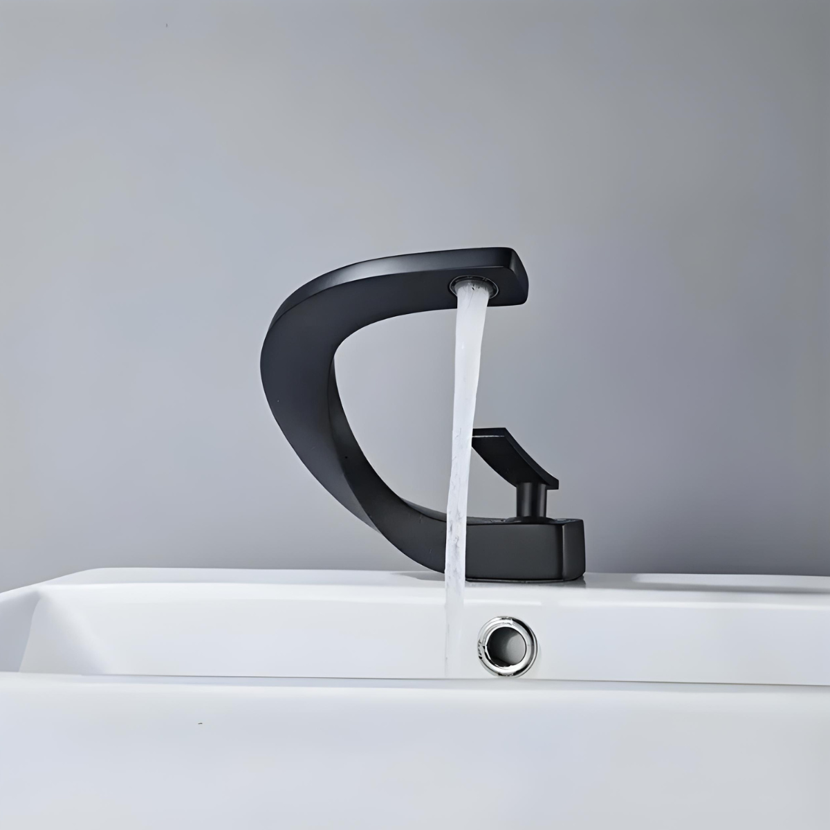 Torneira misturador monocomando para banheiro lavatório Prestige em preto fosco com água fluindo.