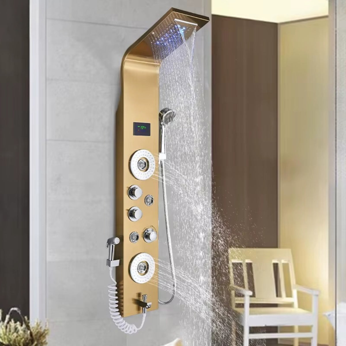Ducha vertical Homedeccori dourada com hidro cascata, LED e visor digital em banheiro moderno.