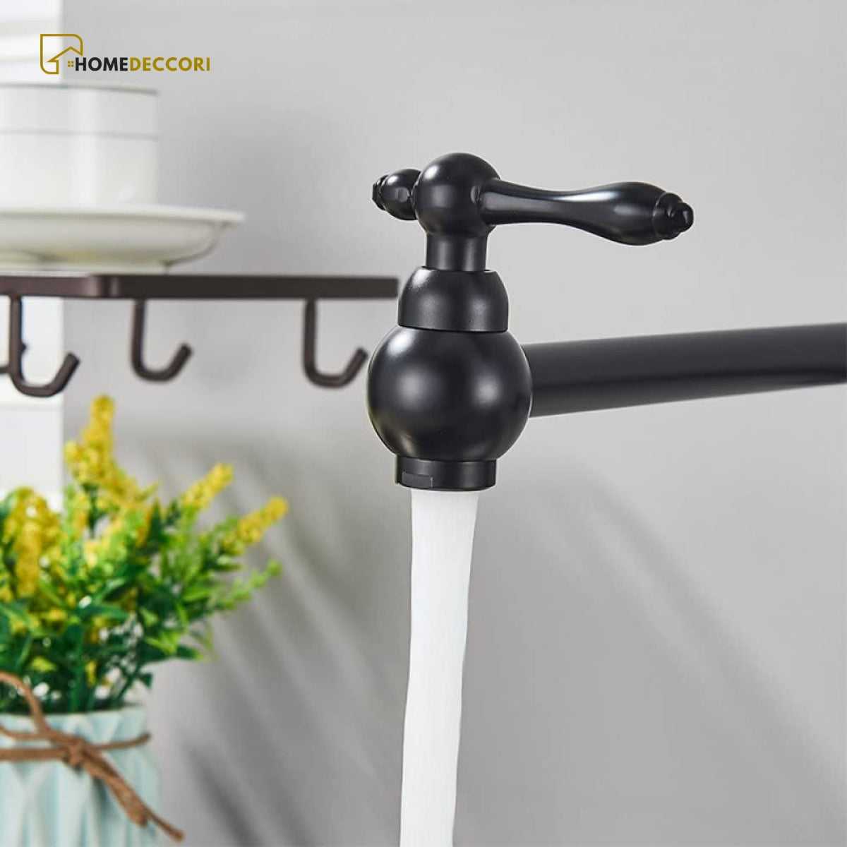 Torneira articulada de parede preta com design moderno da marca Veneza