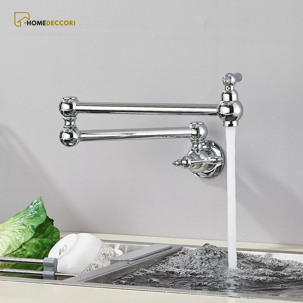 Torneira articulada de parede em inox Veneza da Homedeccori com água fluindo na pia da cozinha.