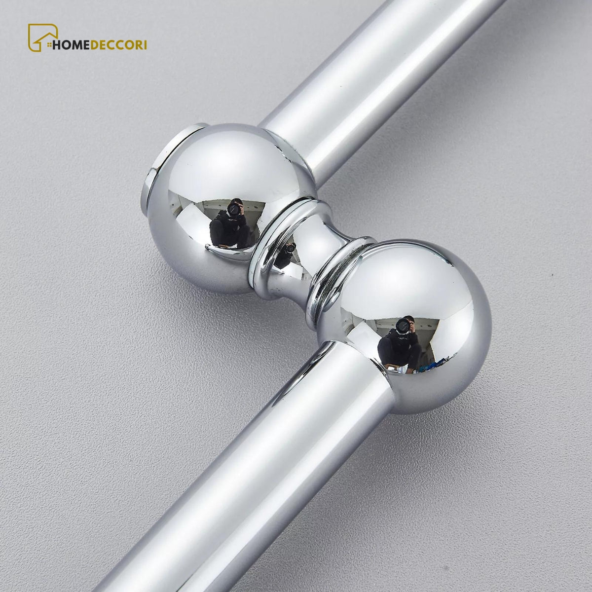 Detalhe da torneira articulada de parede Veneza em inox cromado premium.
