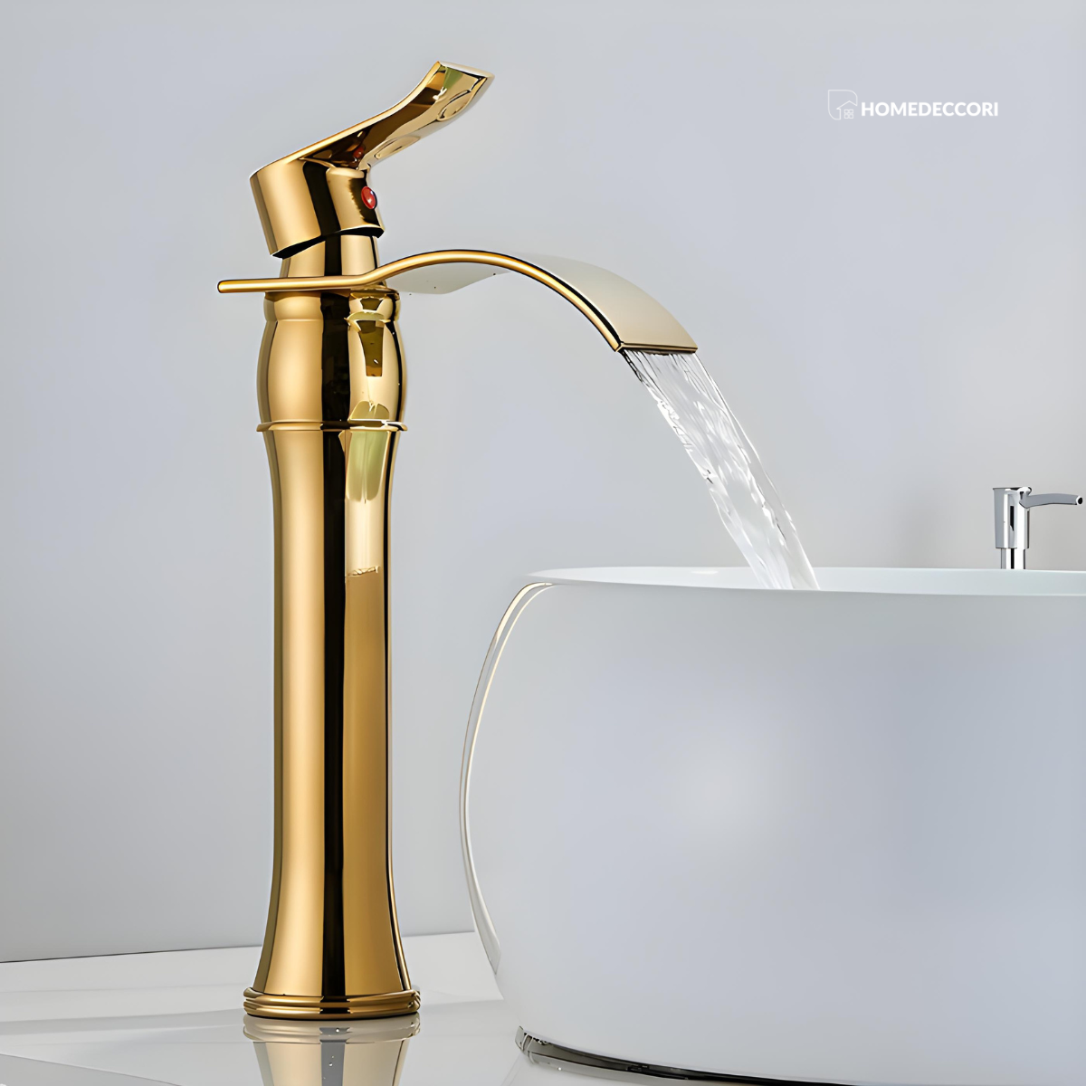 Torneira para banheiro Homedeccori dourada bica alta monocomando com efeito cascata em cuba branca