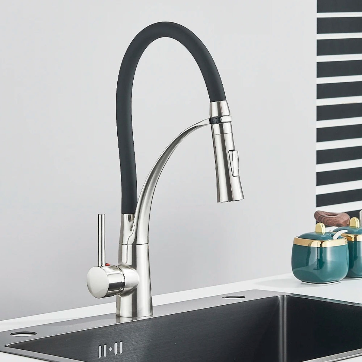 Torneira Gourmet Cozinha Monocomando Extensível Baikal da Homedeccori em aço escovado e preto