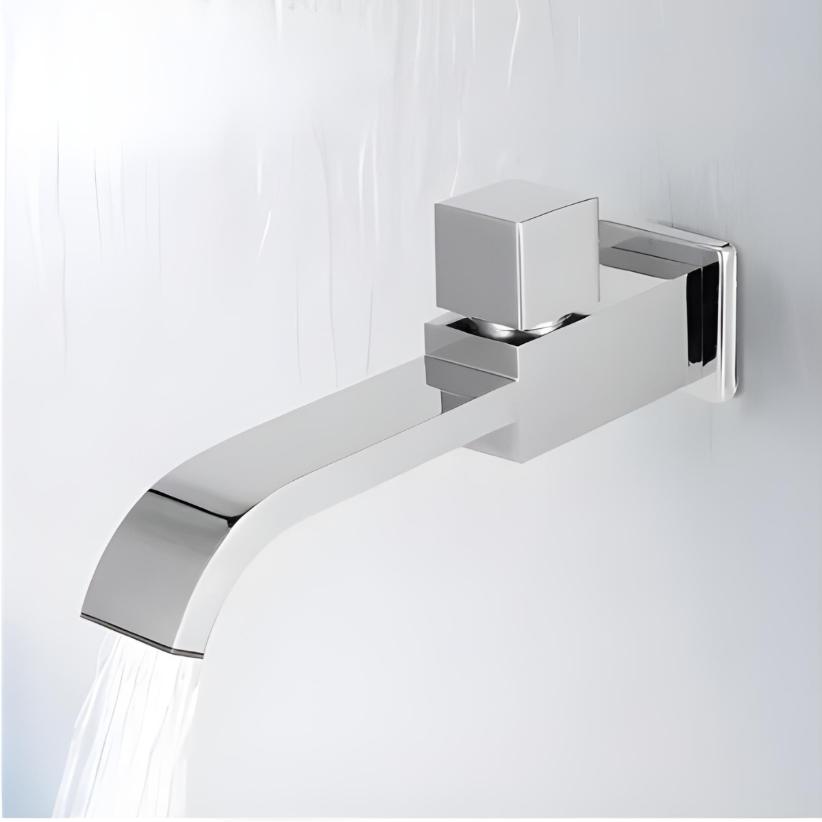 Torneira de parede para banheiro moderna Ottones em metal cromado com design minimalista.