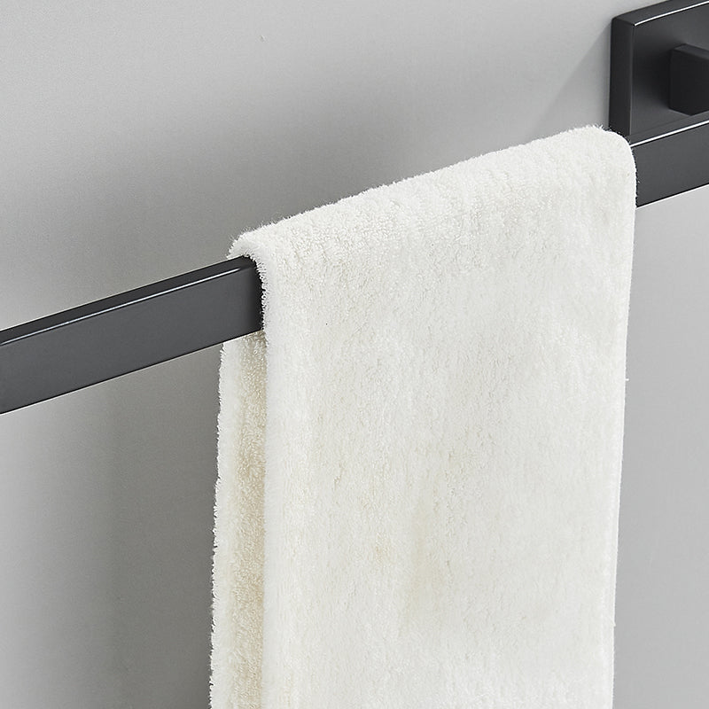 Toalheiro preto fosco moderno com toalha branca em banheiro de luxo.
