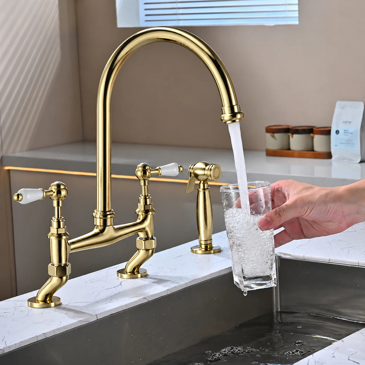 Torneira de cozinha Chiavenna dourado, porcelana com ducha lateral - Homedeccori