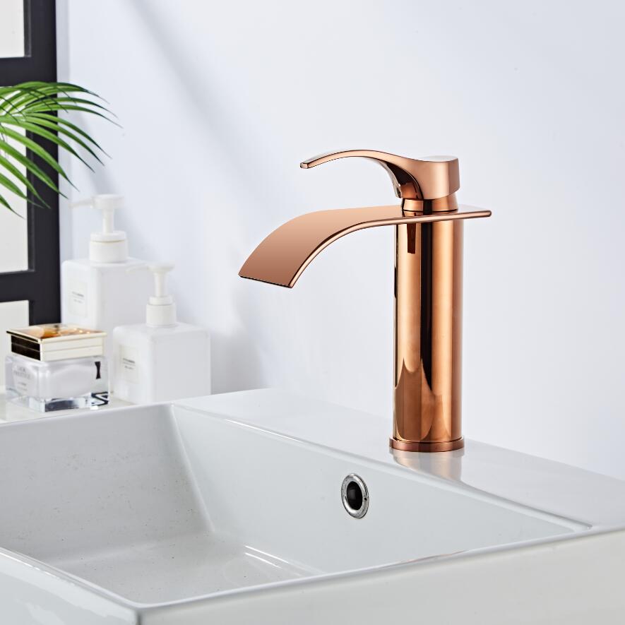 Torneira monocomando dourada de luxo com bica alta e design moderno para banheiro.