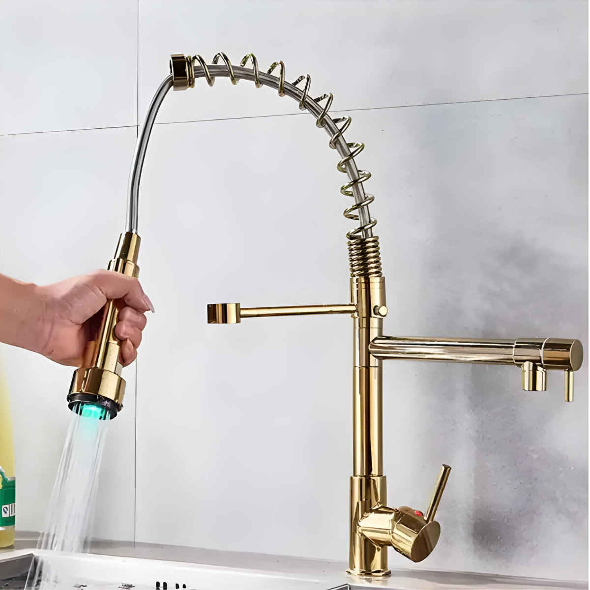Torneira de cozinha monocomando gourmet LED mola duo bronze da Homedeccori em uso.