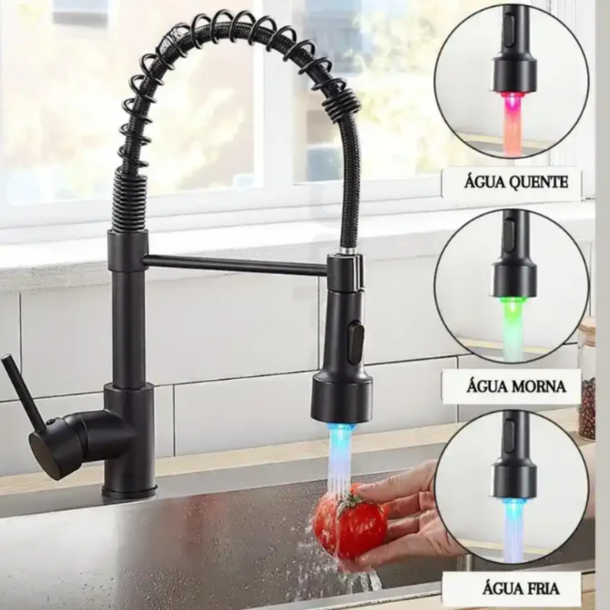 Torneira gourmet monocomando Aurea com LED indicador de temperatura lavando tomate.