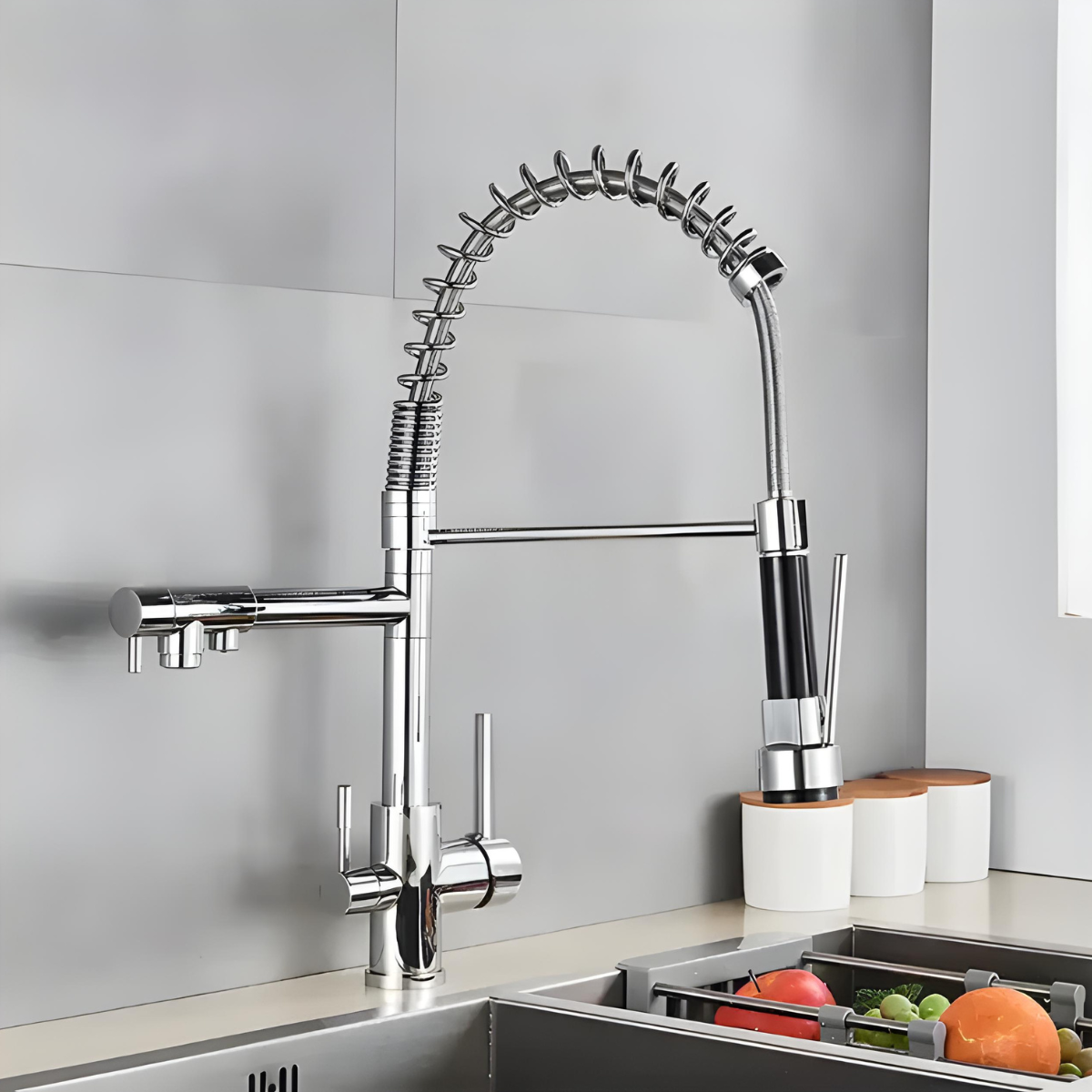 Torneira Gourmet Monocomando Spray Duo Harvy cromada com bico duplo em pia de cozinha moderna.
