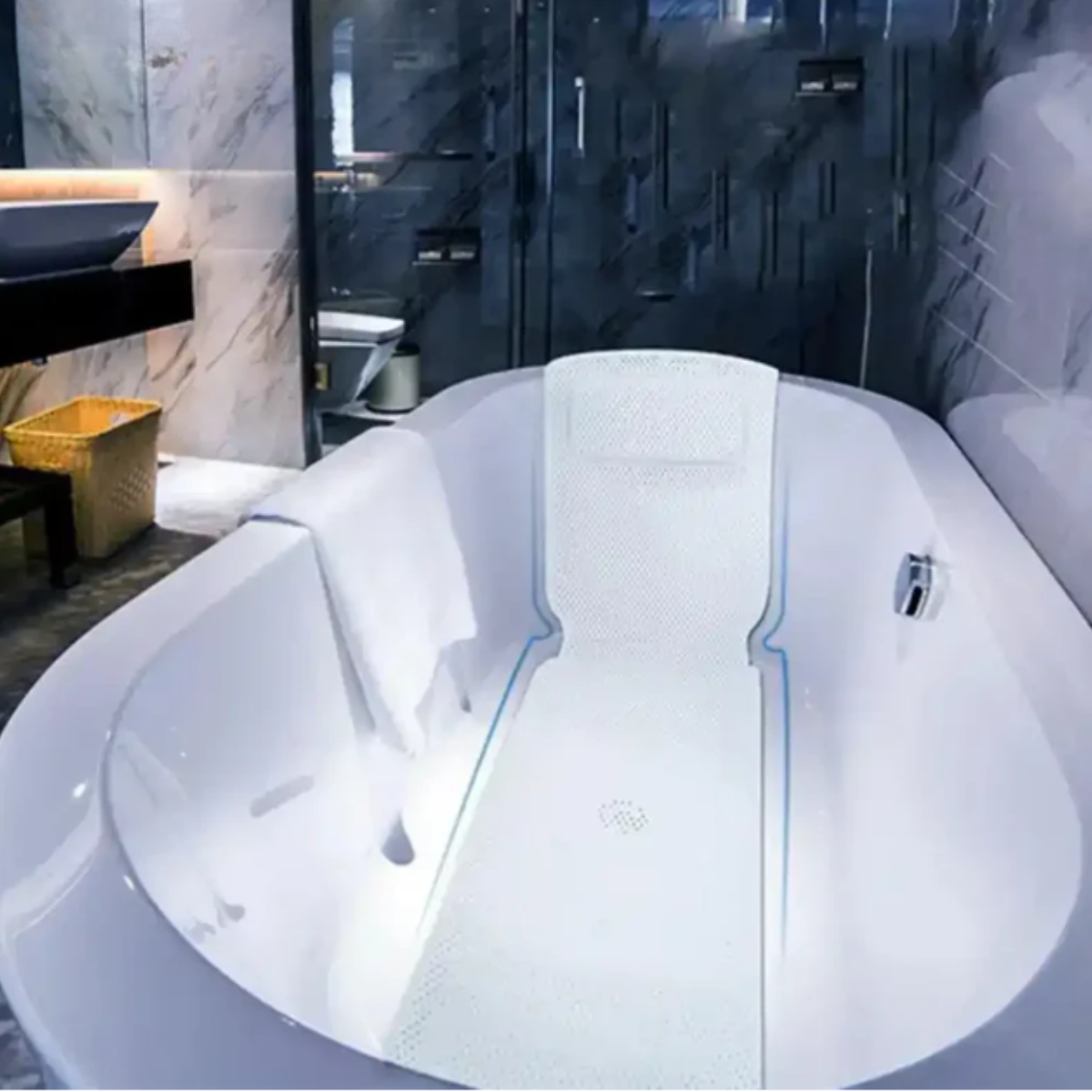 Tapete antiderrapante 3D com travesseiro spa branco instalado em banheira de luxo Homedeccori.
