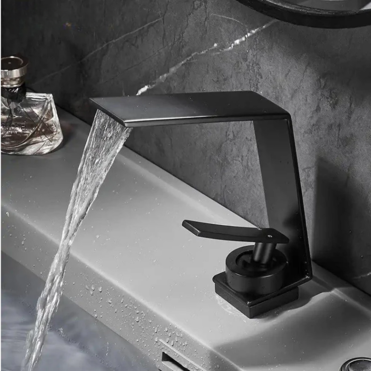 Torneira monocomando para banheiro Homedeccori em preto fosco com design moderno e cascata de água.