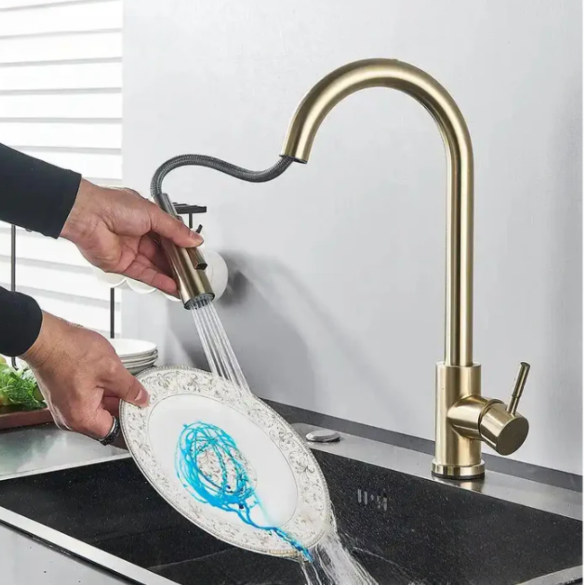 Torneira Gourmet Extensível Monocomando 360 Sovrano da Homedeccori em dourado lavando um prato.