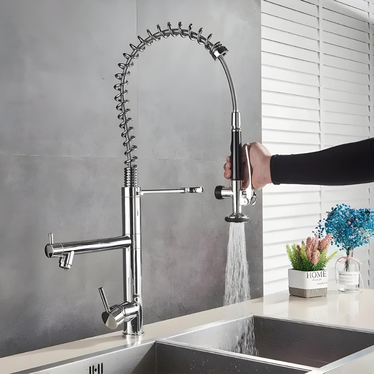 Torneira Gourmet Monocomando Dual Homedeccori com mola e spray em cuba de cozinha.