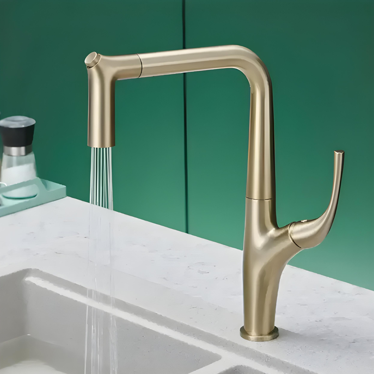 Torneira Gourmet Cozinha Misturador Monocomando Extensível Jasmine em dourado fosco com água fluindo