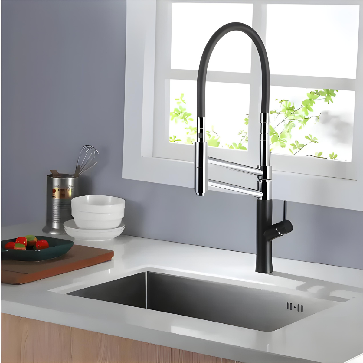 Torneira Gourmet Cozinha Monocomando Luxo extensível Arcadia preta em pia de inox