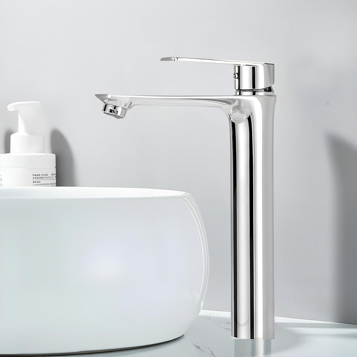 Torneira para banheiro monocomando de bancada Tocco em metal cromado com design moderno.