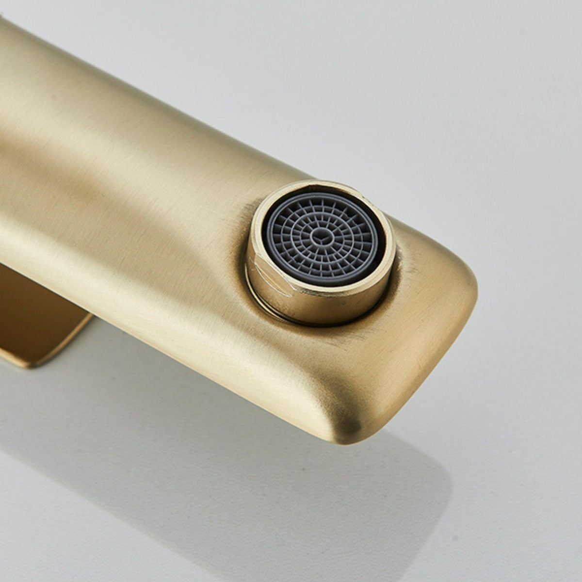 Detalhe do arejador de torneira monocomando de bancada Tocco em dourado fosco