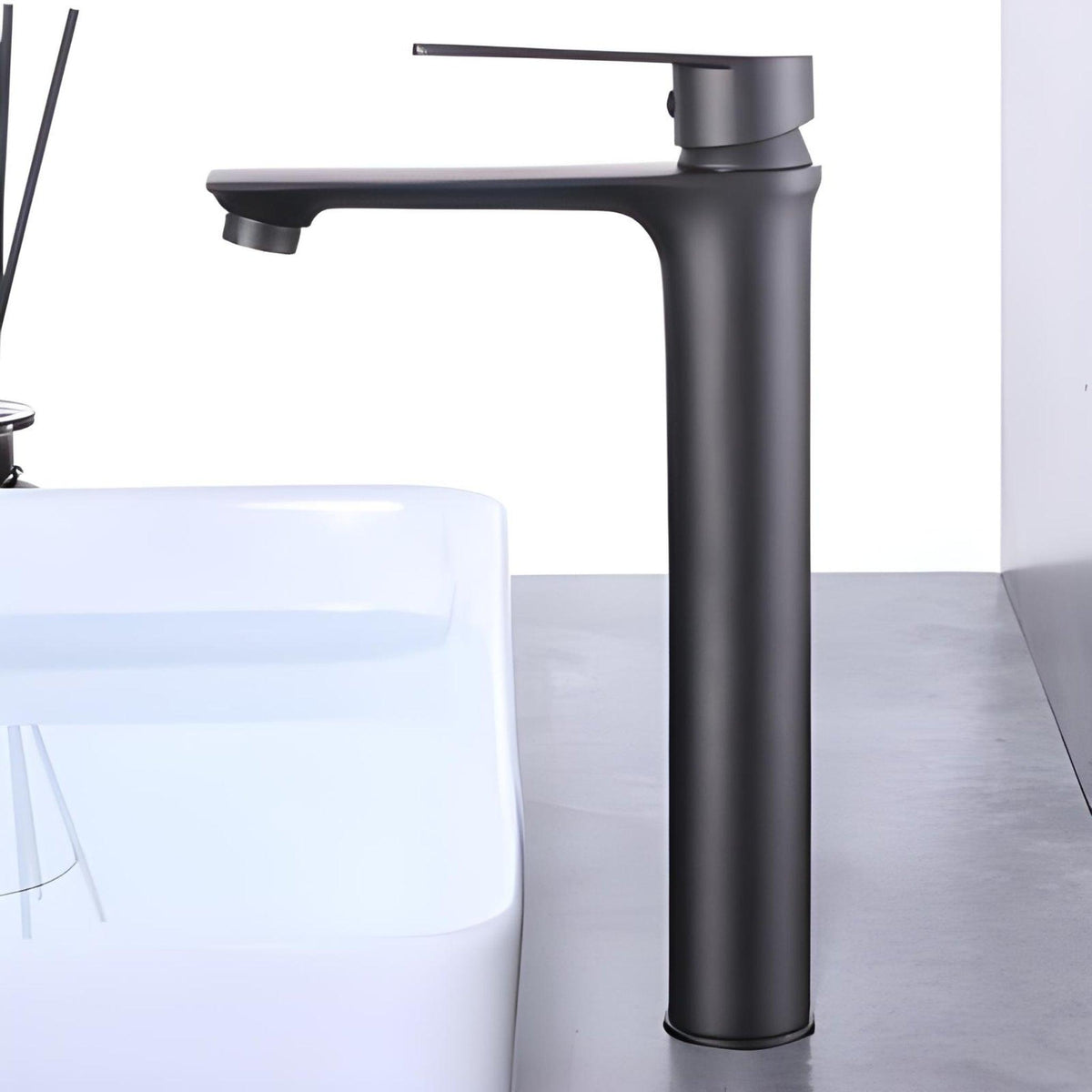Torneira para banheiro monocomando de bancada Tocco em acabamento preto fosco luxo