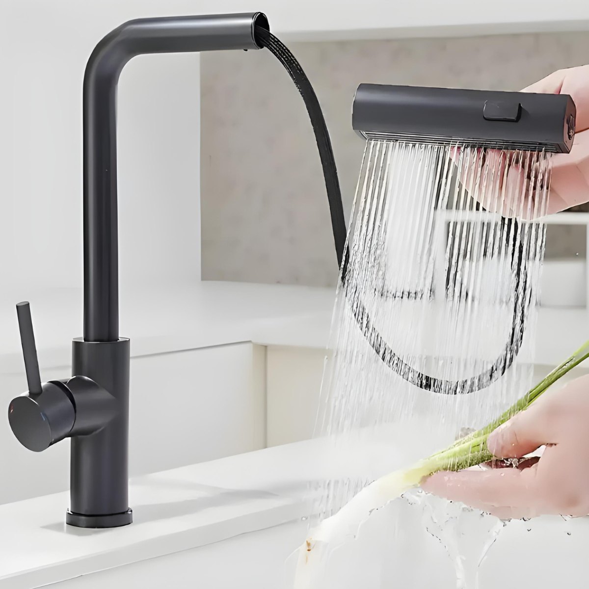 Torneira Gourmet Brittany preta com ducha extensível lavando legumes na cozinha.