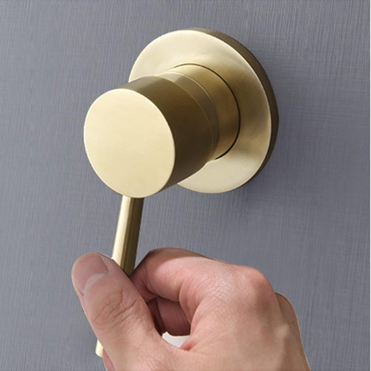Misturador de chuveiro Homedeccori em dourado fosco com design moderno e minimalista