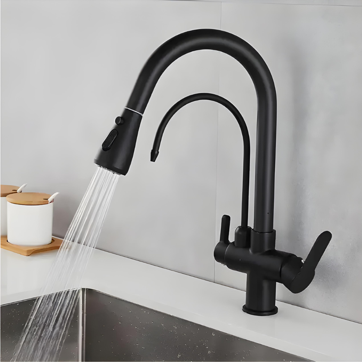 Torneira gourmet monocomando Homedeccori preta com saída para filtro em pia de cozinha.