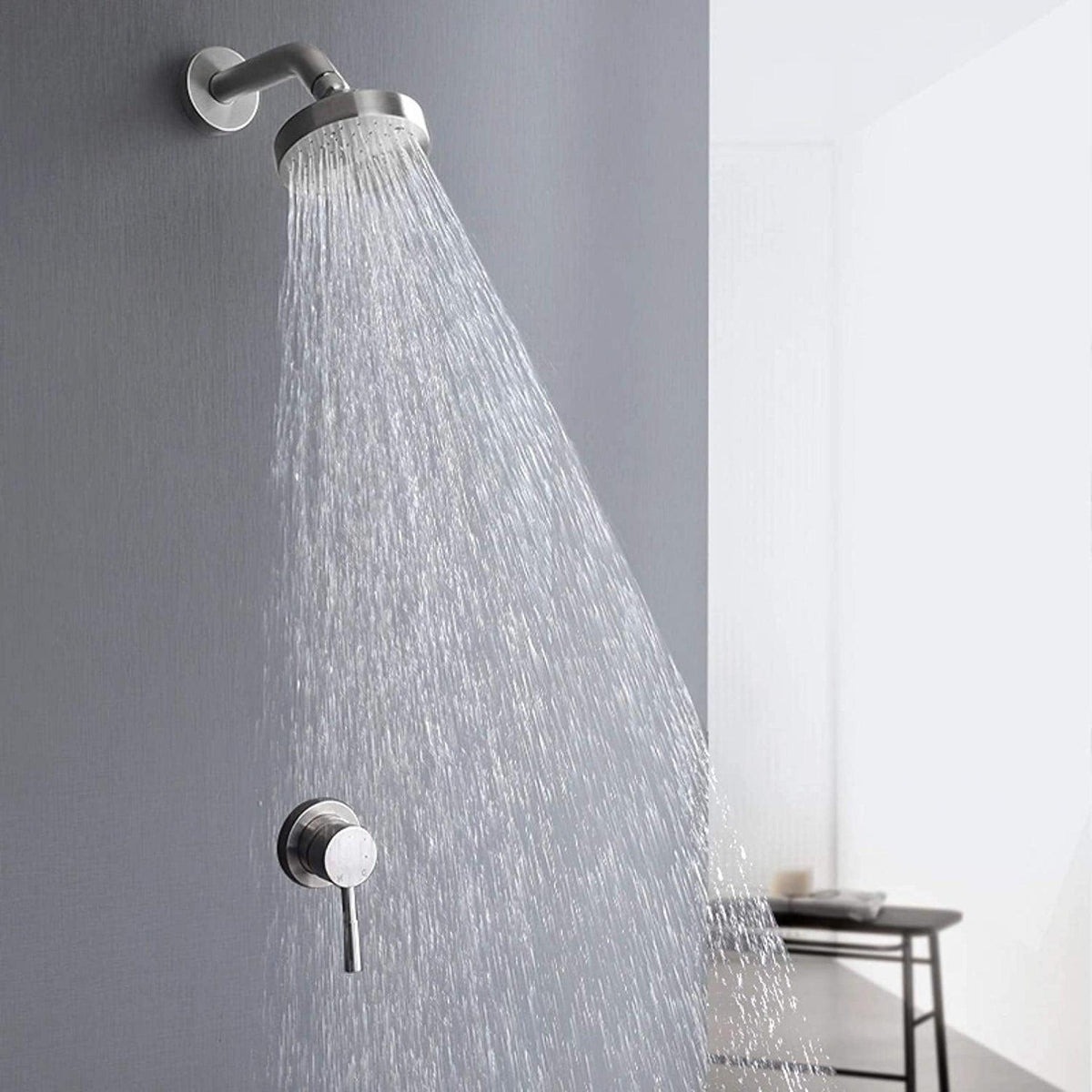 Chuveiro a gás de alta pressão Homedeccori em aço inox com misturador, liberando jato de água.