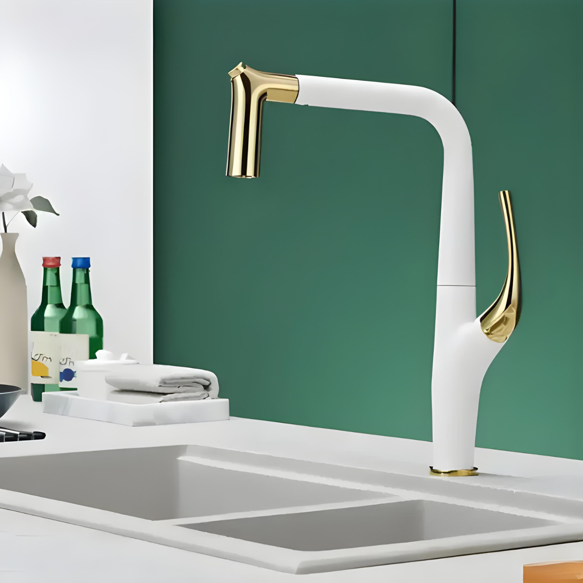 Torneira Gourmet Cozinha Monocomando Jasmine branca e dourada instalada em bancada branca.