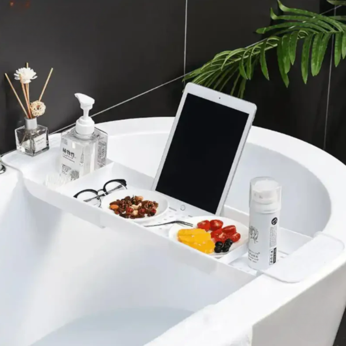 Bandeja para banheira retrátil DolceRelax da Homedeccori com tablet e petiscos.