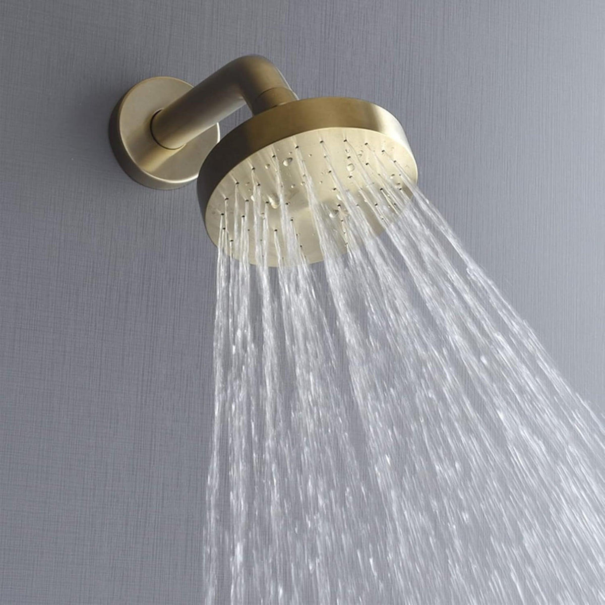 Chuveiro de alta pressão Homedeccori em acabamento dourado fosco com fluxo de água intenso.