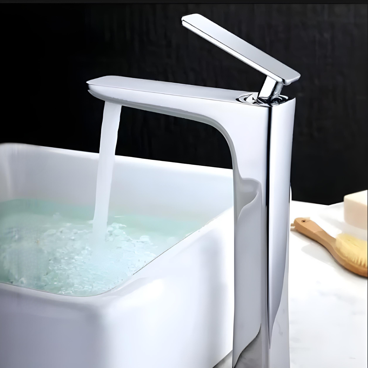 Torneira para banheiro monocomando Palazzo de design moderno em cromado com água fluindo