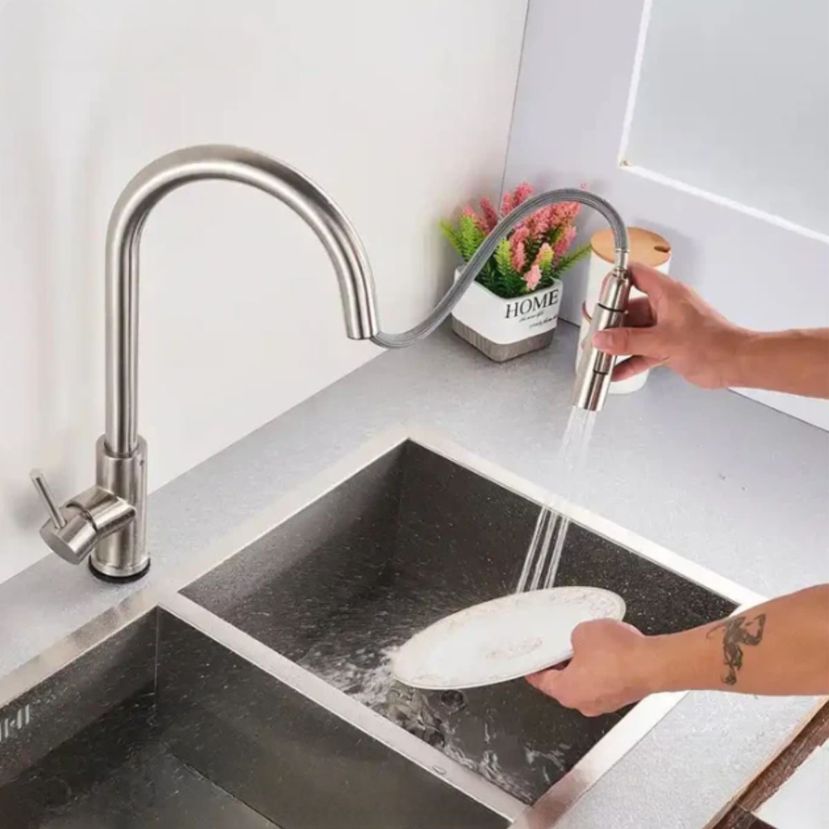 Torneira Gourmet Extensível Monocomando 360 Sovrano Homedeccori em uso lavando prato na pia.