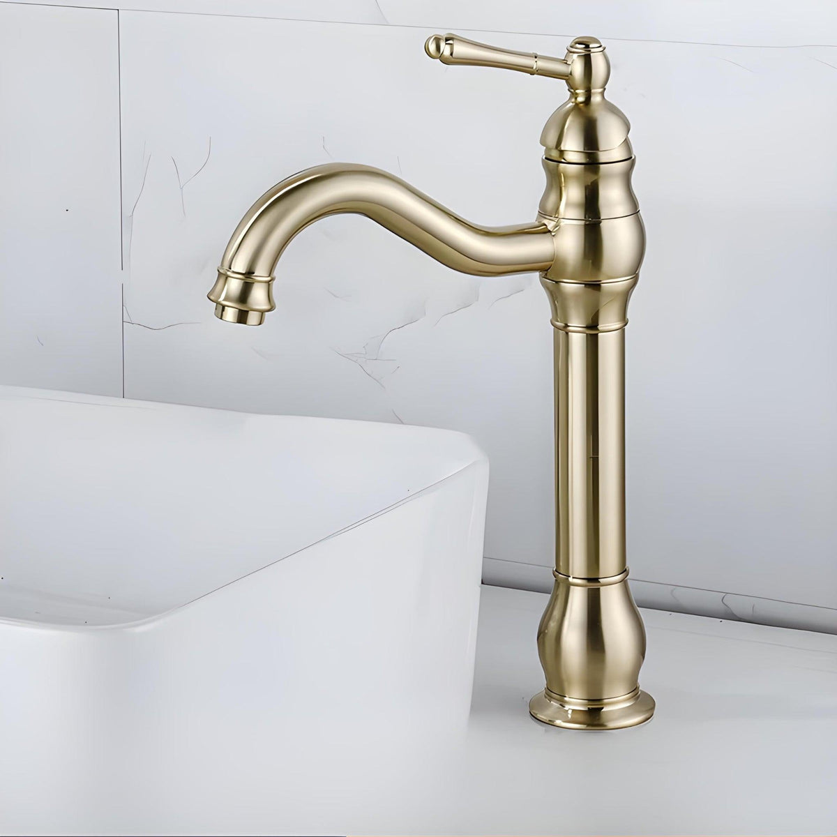 Torneira vintage monocomando Dalia em acabamento dourado para banheiro de luxo.